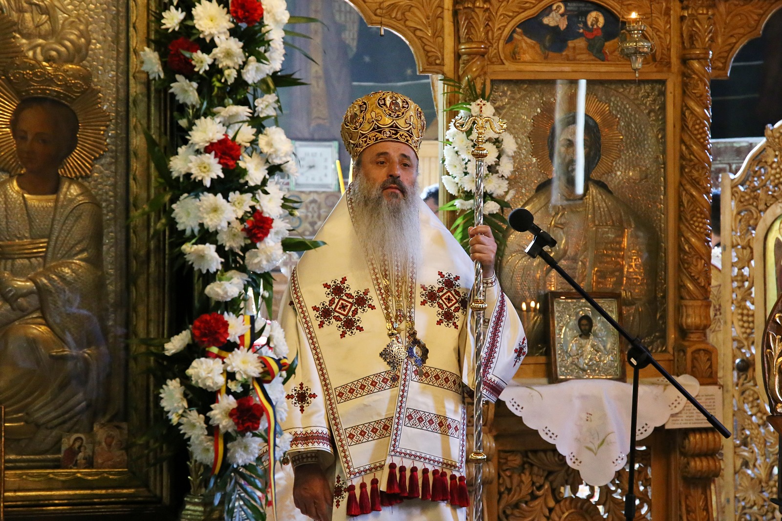 Trei personalități nemțene au fost evocate la Farcașa: IPS Teofan, prezent la dezvelirea busturilor părintelui Petroniu Tănase, scriitorului Ion Creangă și generalului Gheorghe Manoliu