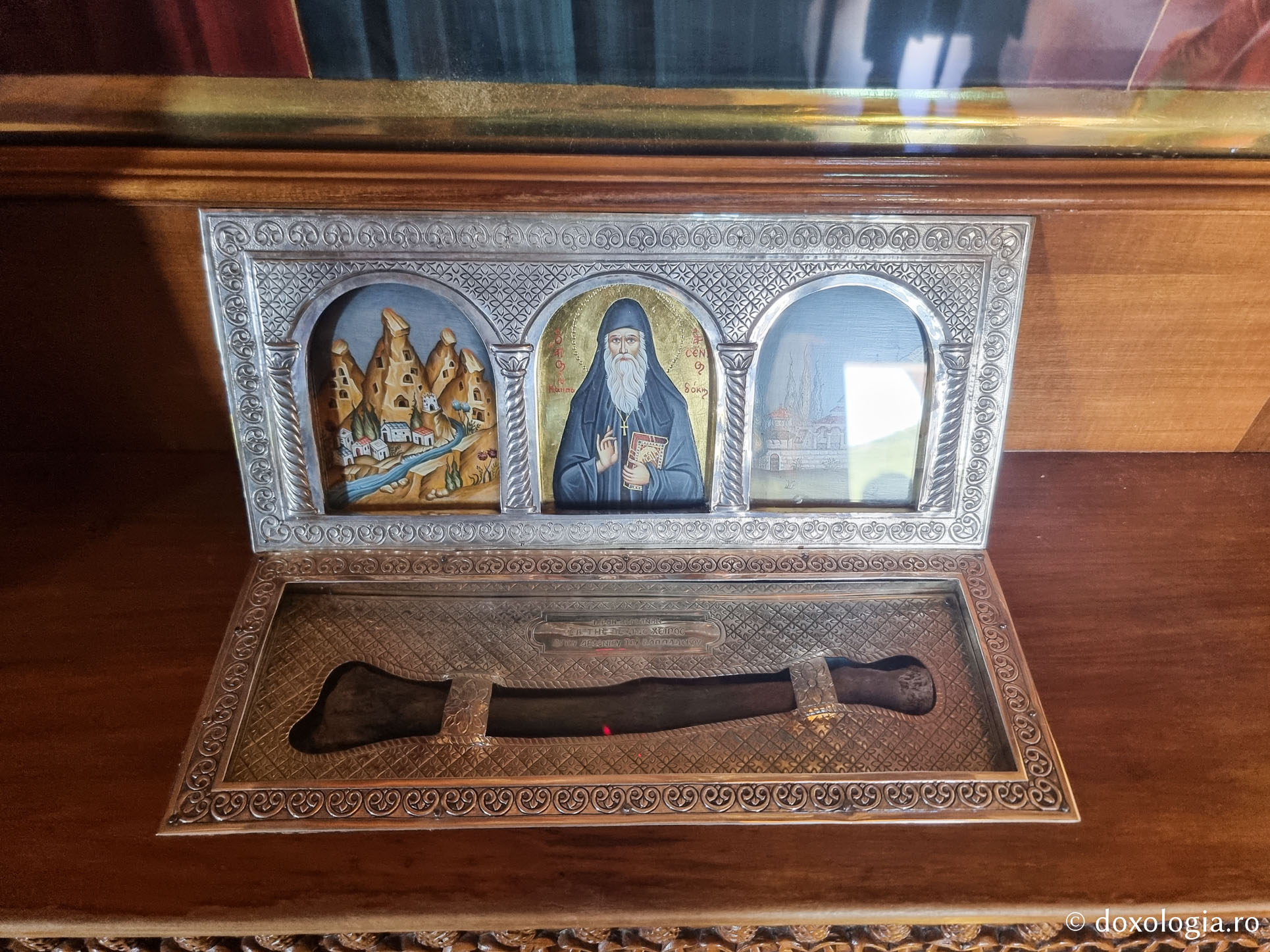 Moaștele Sfântului Arsenie Capadocianul de la Mănăstirea „Sfântul Ioan Teologul” – Suroti / Foto: Magda Buftea Moaștele Sfântului Arsenie Capadocianul de la Mănăstirea „Sfântul Ioan Teologul” – Suroti