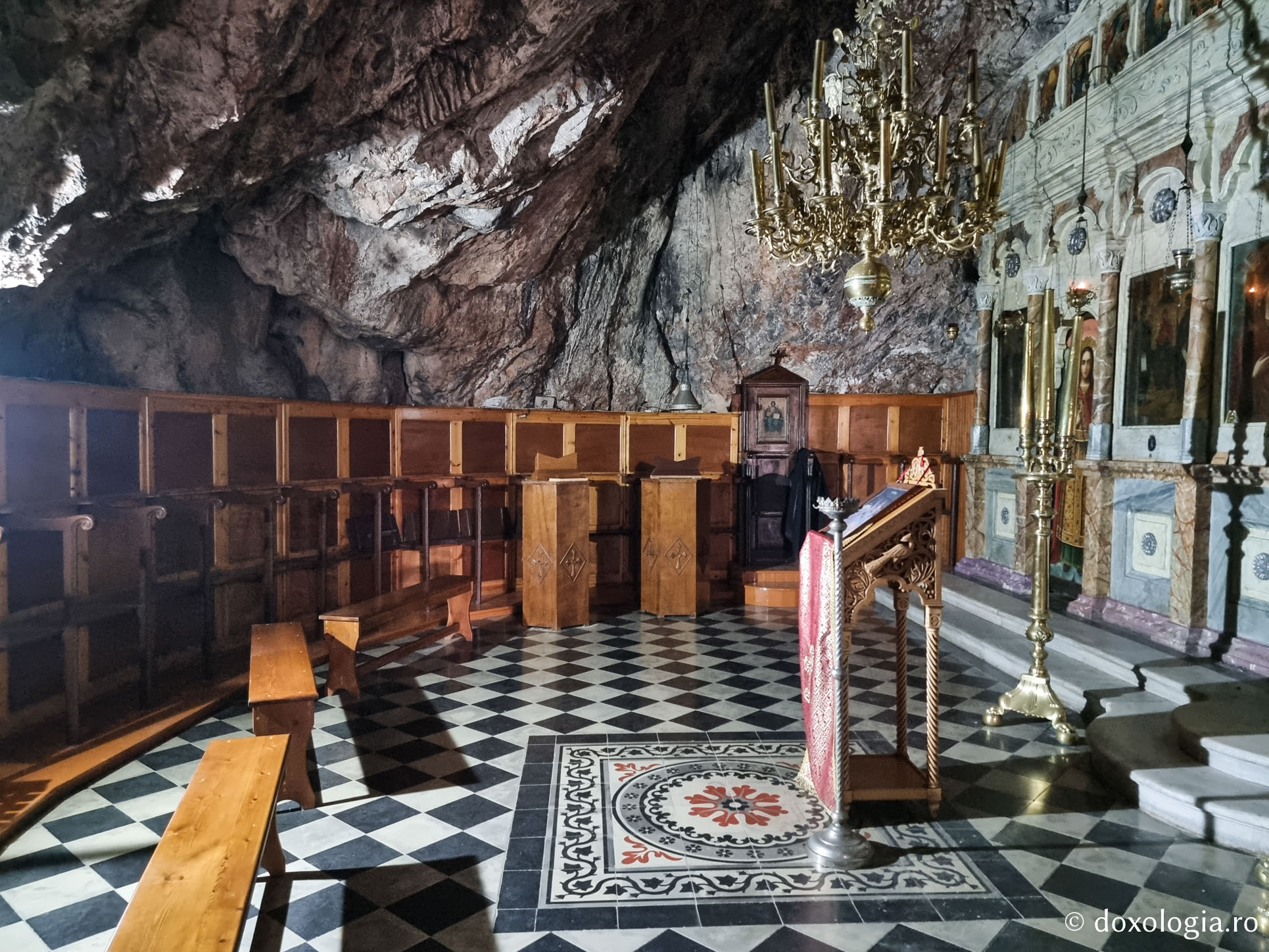 Peștera în care s-au nevoit Sfinții Cuvioși Nichita, Ioan și Iosif din Chios