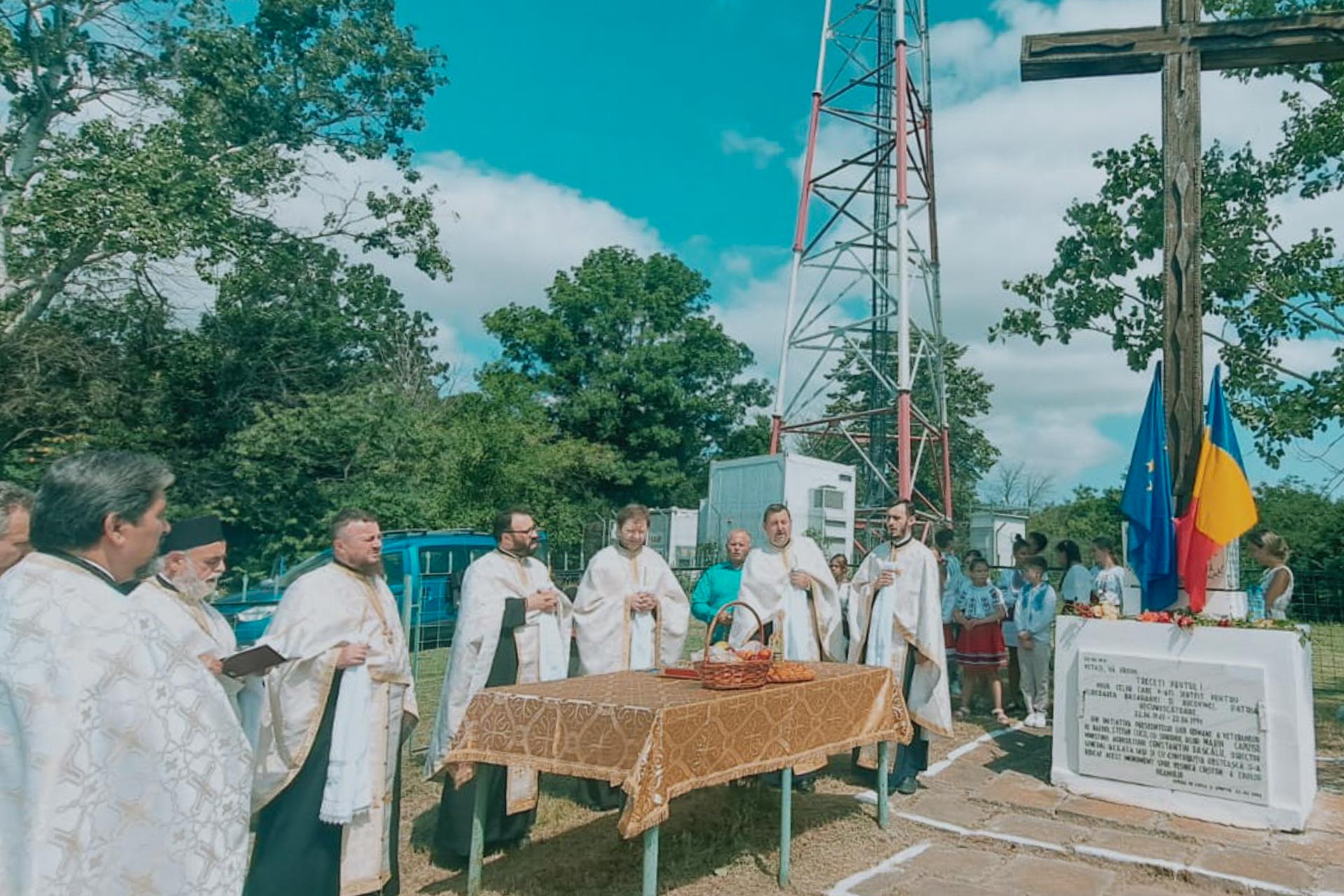 Rugăciune şi omagiu eroilor români la troița din Stânca, comuna Victoria