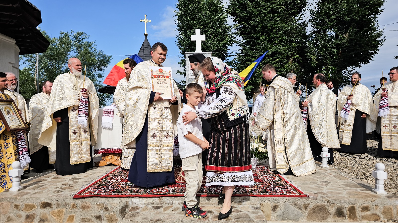 Binecuvântare arhierească și sfințire în Parohia Borşeni