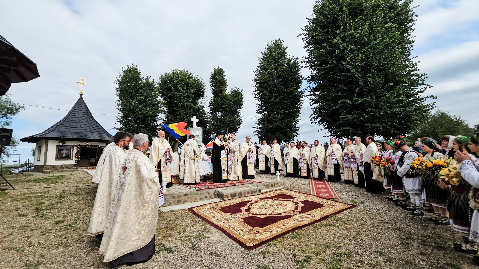 Binecuvântare arhierească și sfințire în Parohia Borşeni