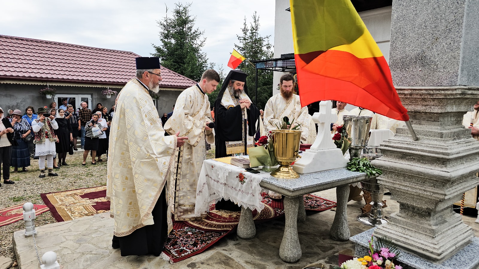Binecuvântare arhierească și sfințire în Parohia Borşeni