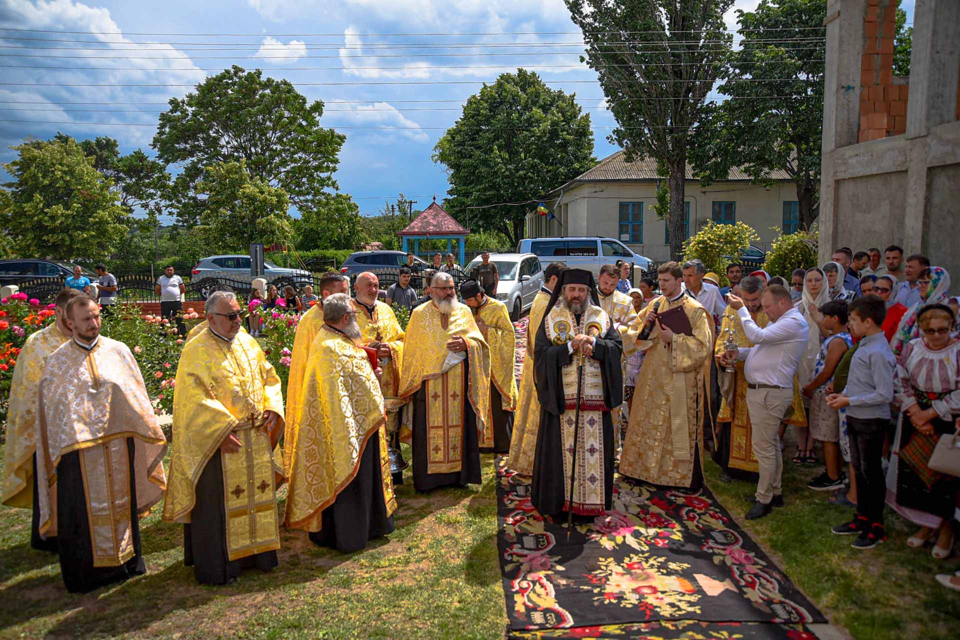 PS Nichifor a binecuvântat lucrările exterioare ale bisericii din Ionășeni