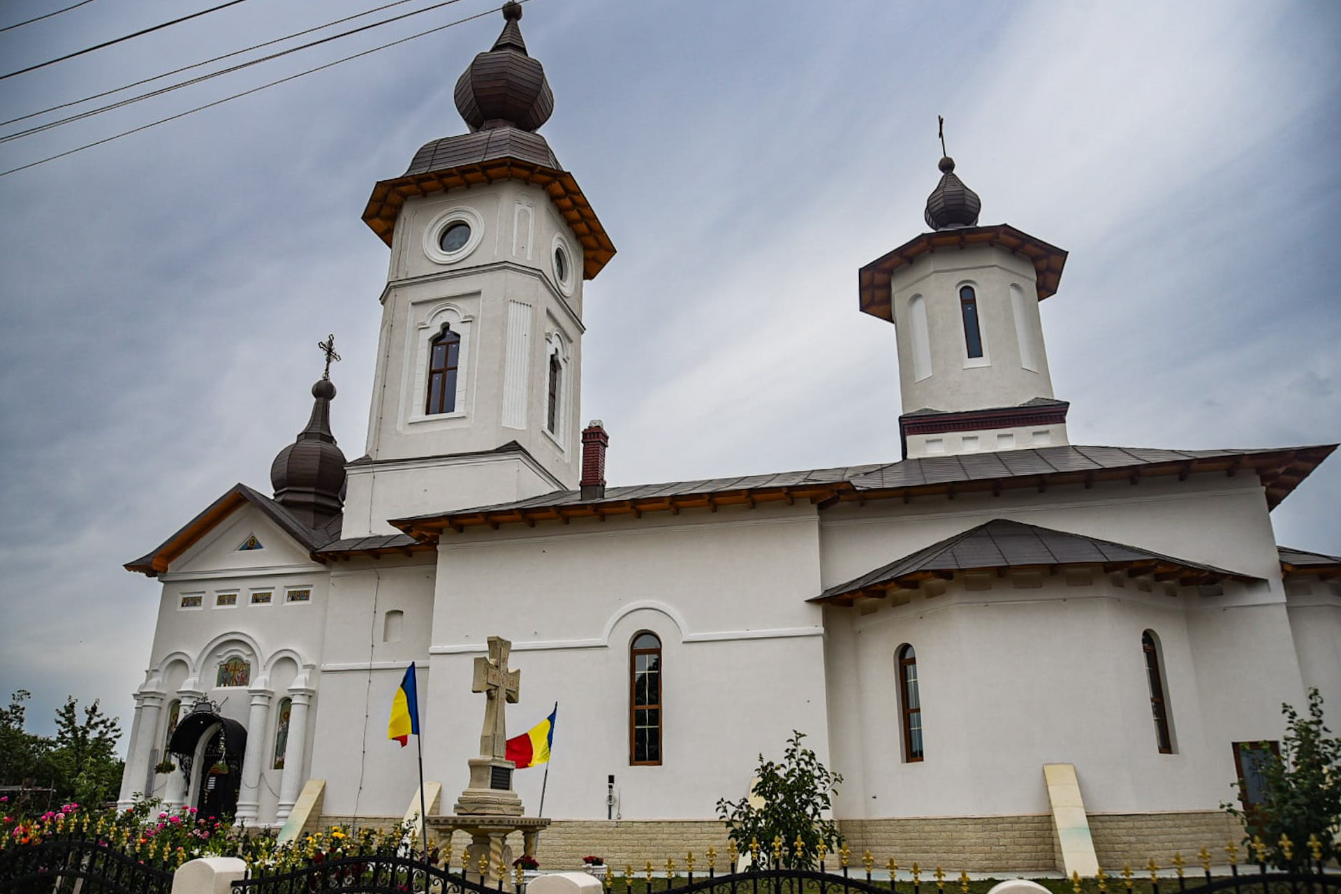 PS Nichifor a binecuvântat lucrările exterioare ale bisericii din Ionășeni