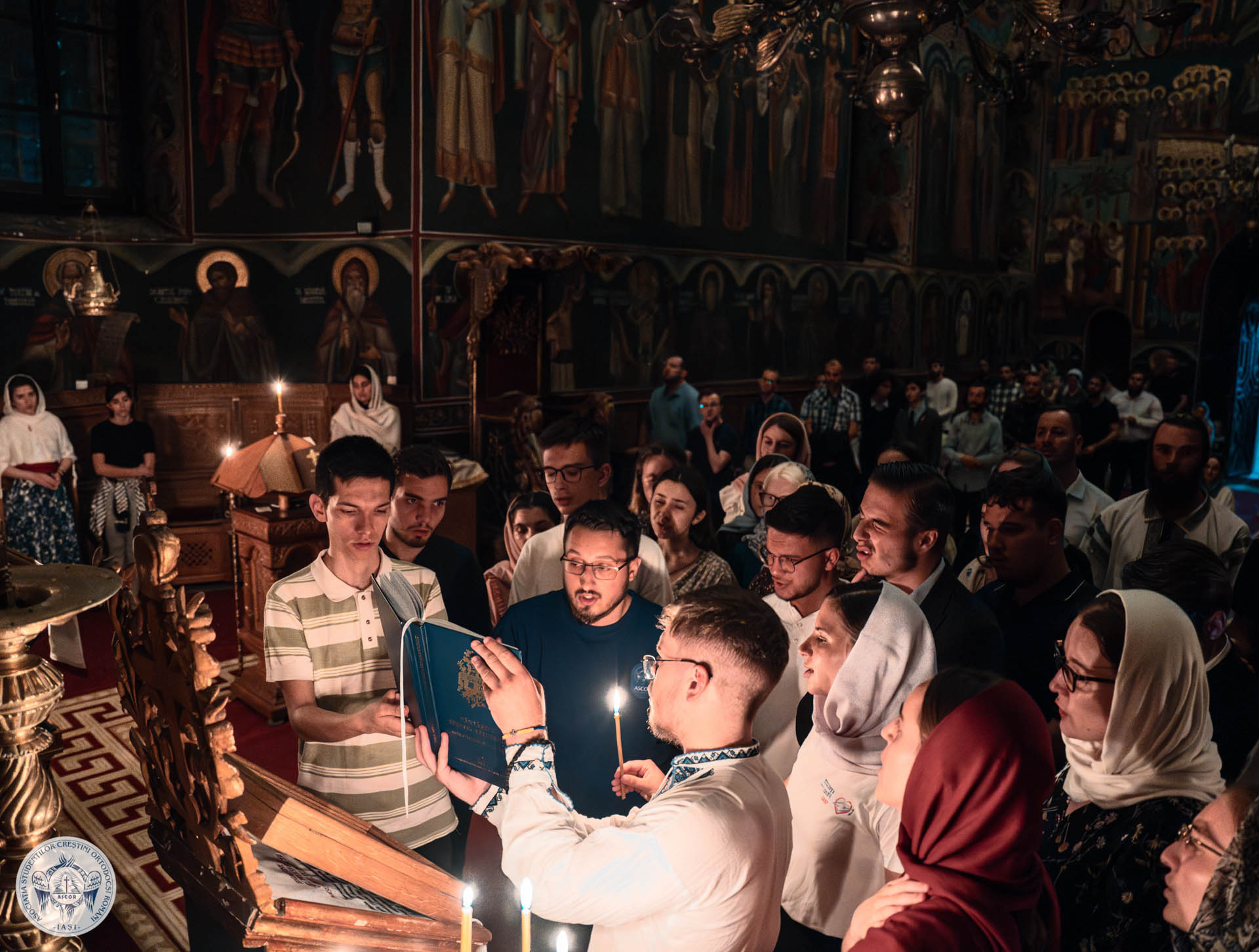 Ultima priveghere ASCOR din acest an universitar: Tinerii au adus mulțumire Sfântului Ierarh Grigorie Dascălul