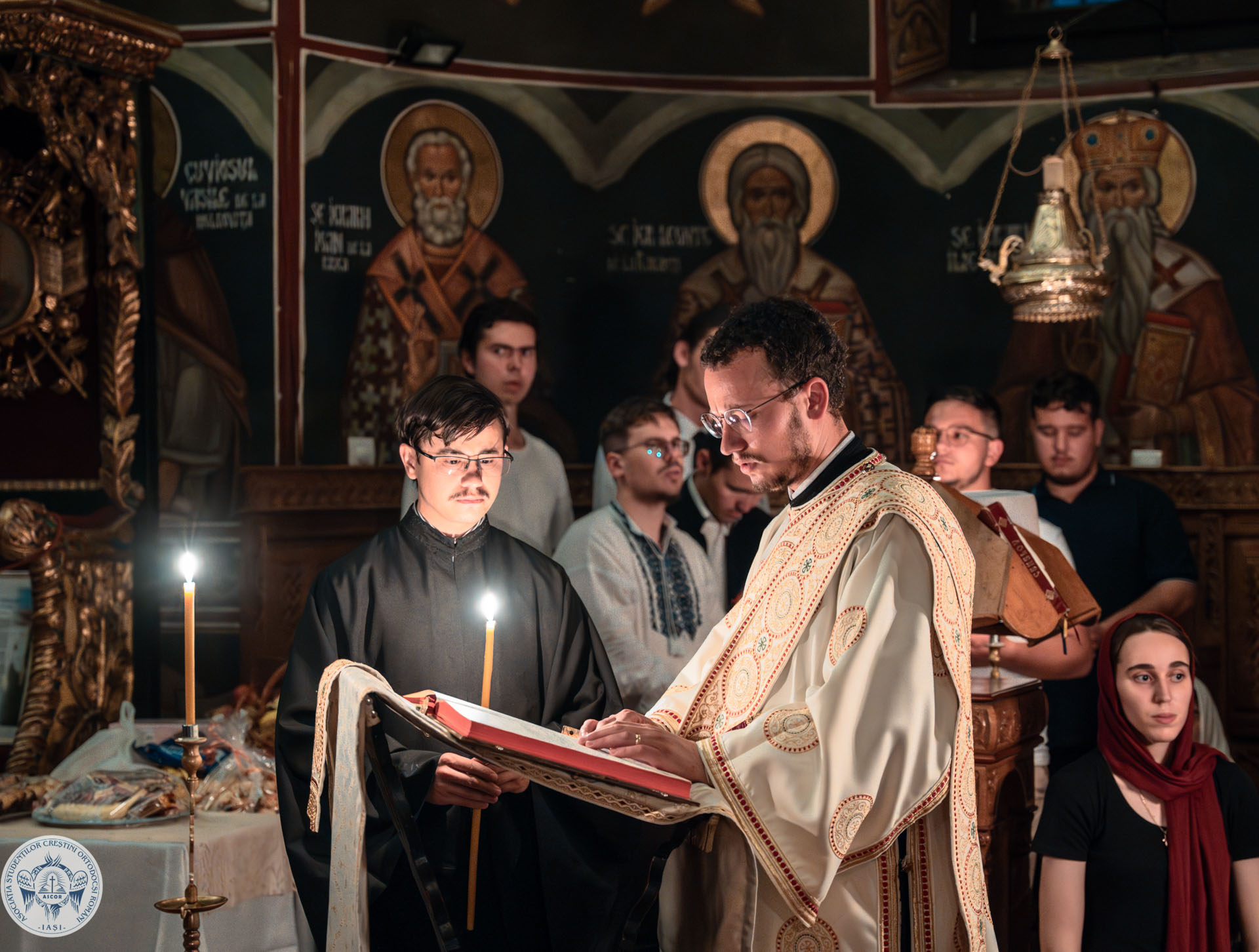 Ultima priveghere ASCOR din acest an universitar: Tinerii au adus mulțumire Sfântului Ierarh Grigorie Dascălul
