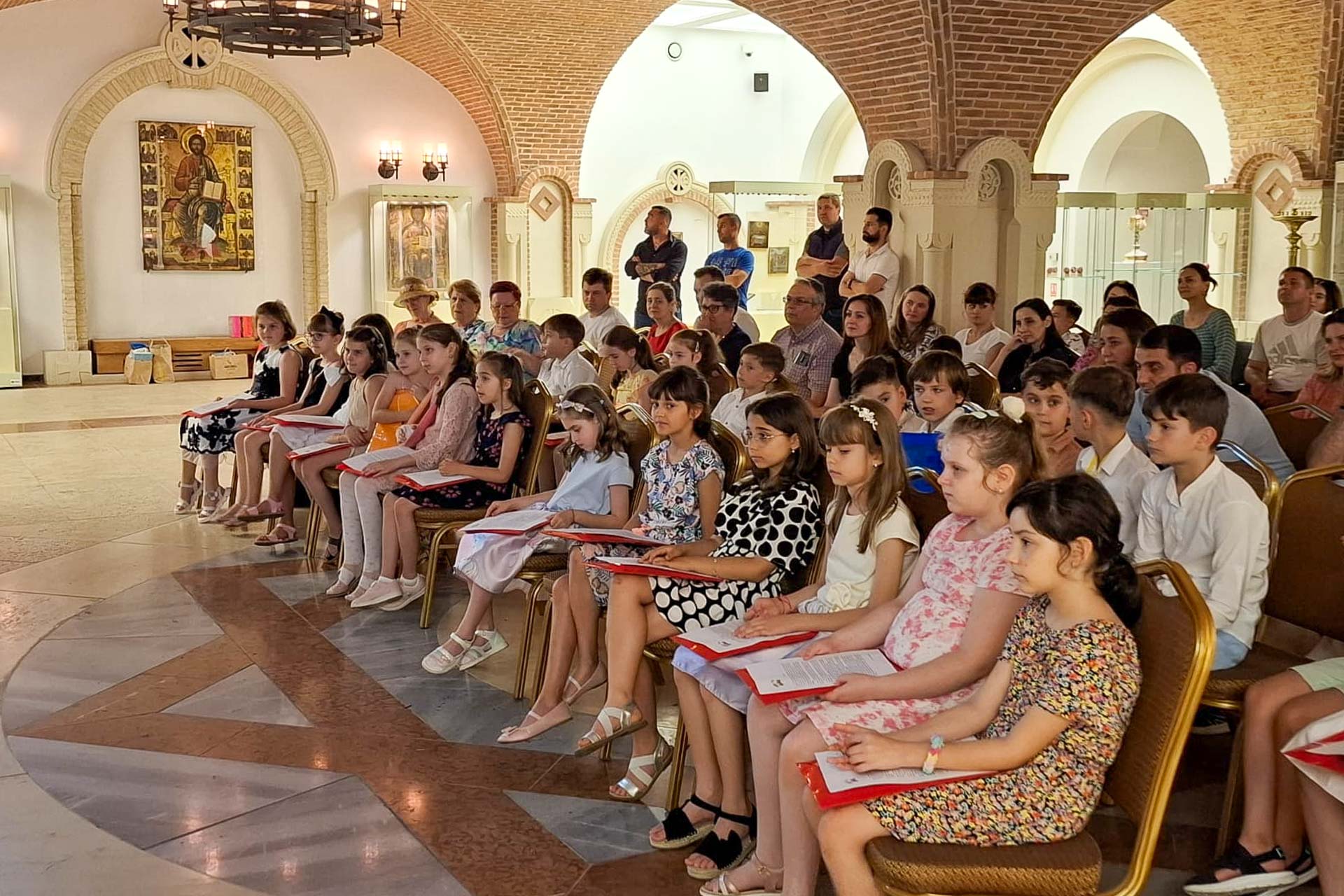 Vernisaj de creații plastice la Muzeul Mitropolitan Iași