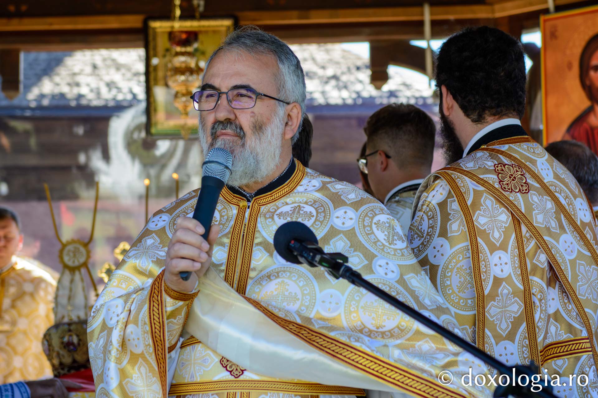 Părintele Constantin Coman, predicând / Foto: Mihail Vrăjitoru Părintele Constantin Coman