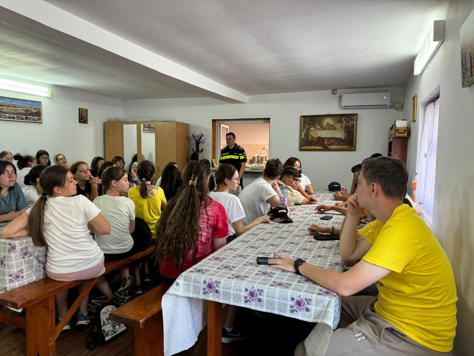 Reprezentanții Inspectoratului de Poliție Județean Iași, alături de participanții Taberei din Pridvorul Satului