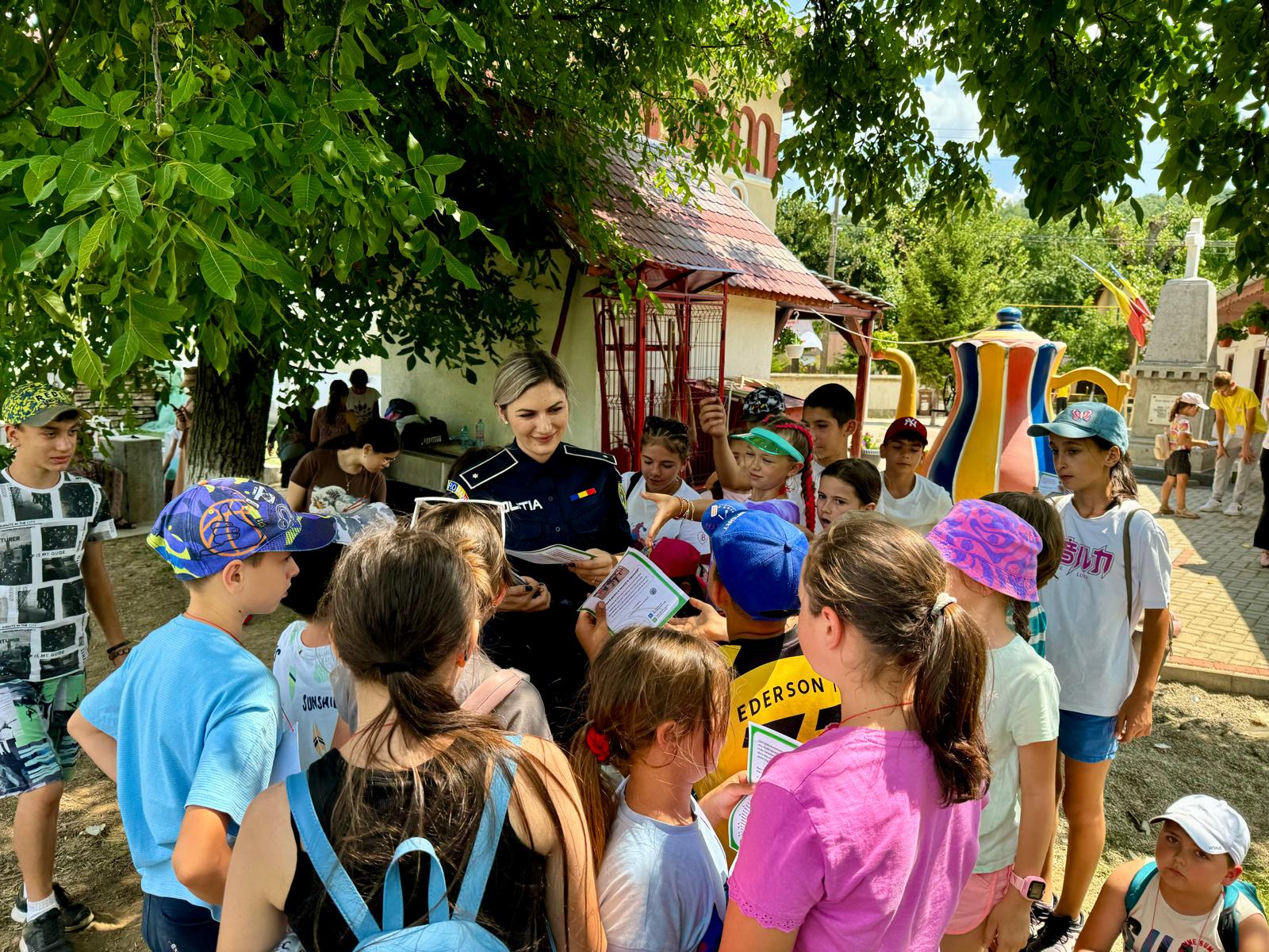 Reprezentanții Inspectoratului de Poliție Județean Iași, alături de participanții Taberei din Pridvorul Satului