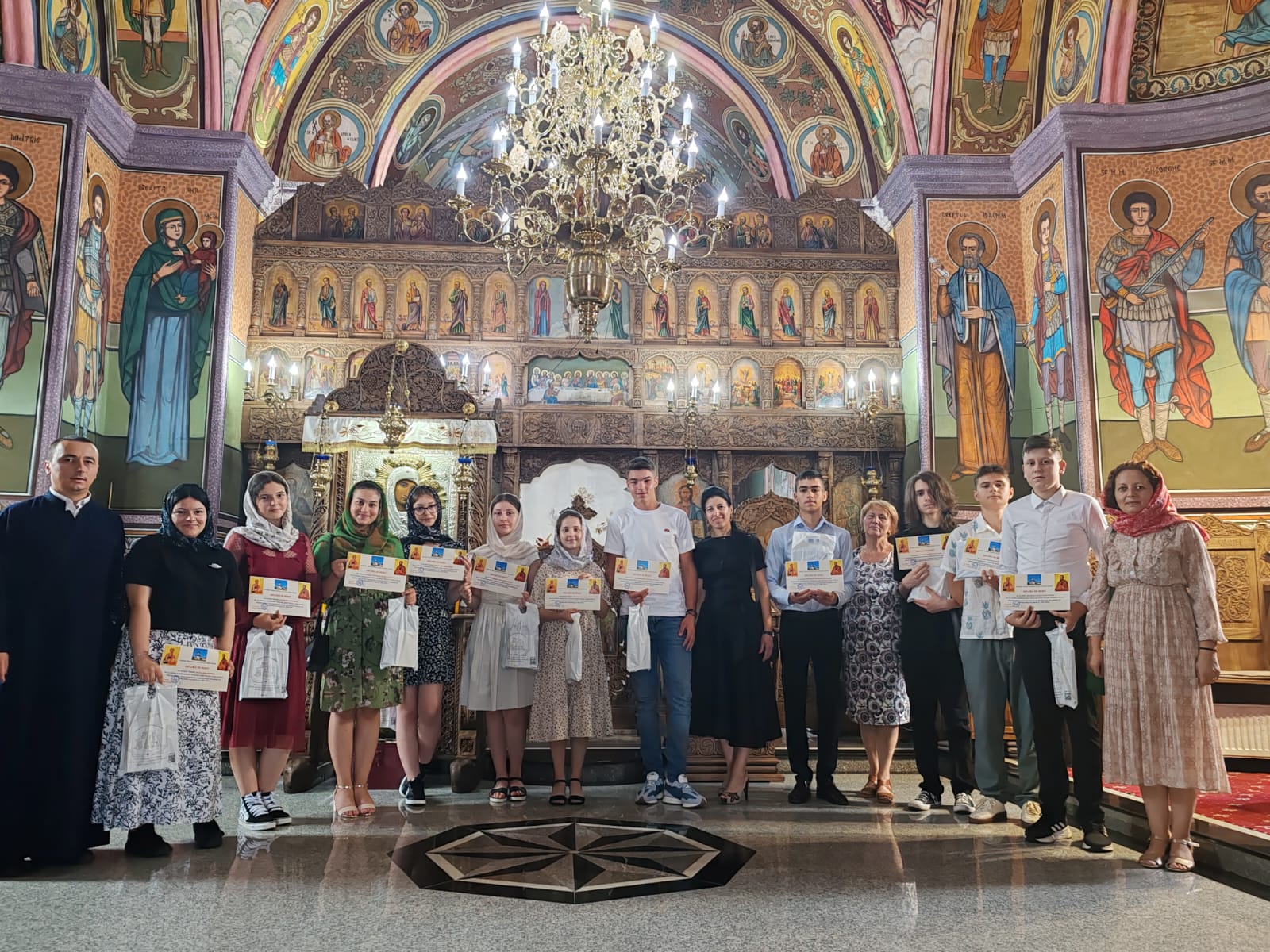 Elevii cu note mari la Evaluarea Națională, premiați de Parohia Mălini