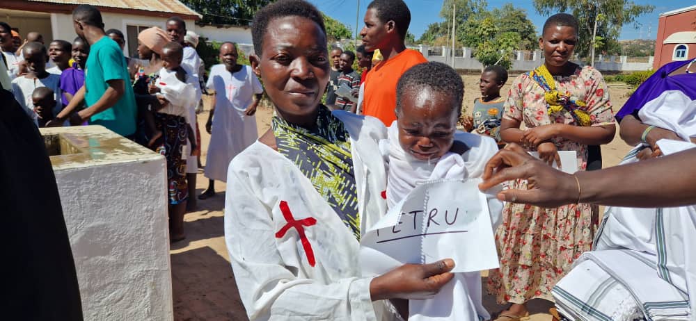 40 de botezuri la Centrul Misionar din Kidamali de sărbătoarea Sfinților Apostoli Petru și Pavel