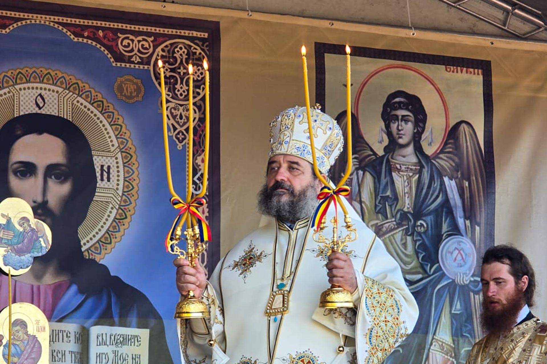 Biserica Parohiei „Sfinţii Voievozi” – Hudeşti, care datează din anul 1759, resfințită astăzi de doi ierarhi