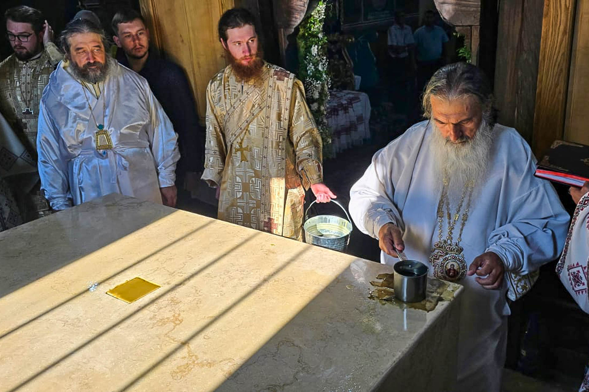 Biserica Parohiei „Sfinţii Voievozi” – Hudeşti, care datează din anul 1759, resfințită astăzi de doi ierarhi