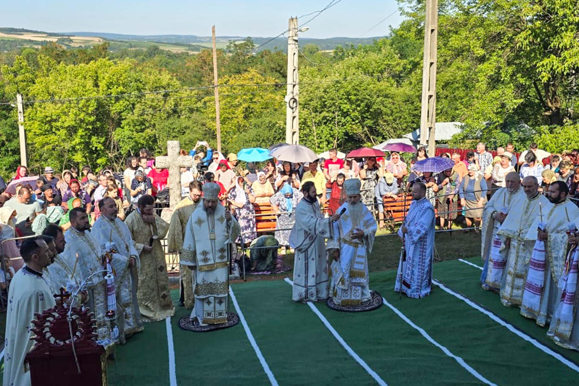 Biserica Parohiei „Sfinţii Voievozi” – Hudeşti, care datează din anul 1759, resfințită astăzi de doi ierarhi