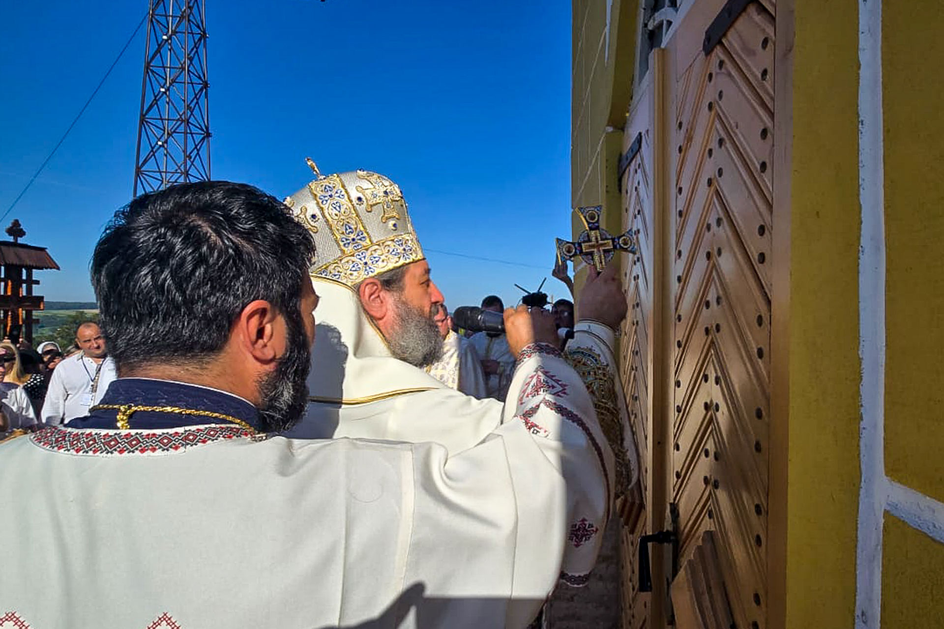 Biserica Parohiei „Sfinţii Voievozi” – Hudeşti, care datează din anul 1759, resfințită astăzi de doi ierarhi