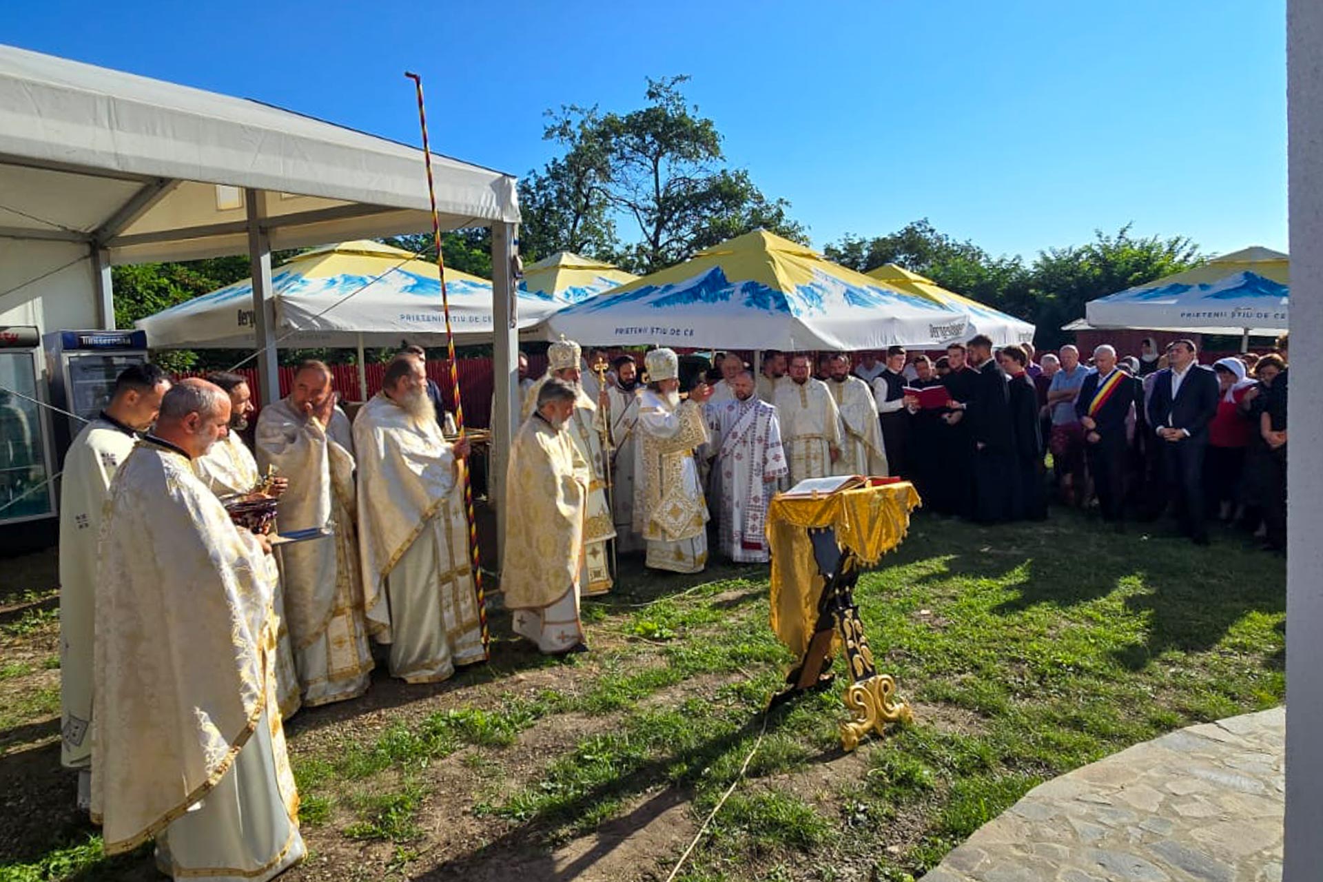 Biserica Parohiei „Sfinţii Voievozi” – Hudeşti, care datează din anul 1759, resfințită astăzi de doi ierarhi
