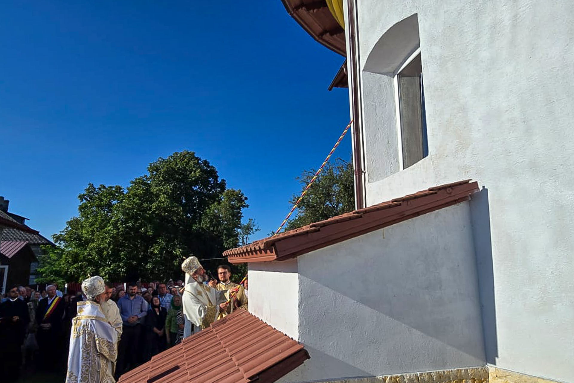 Biserica Parohiei „Sfinţii Voievozi” – Hudeşti, care datează din anul 1759, resfințită astăzi de doi ierarhi