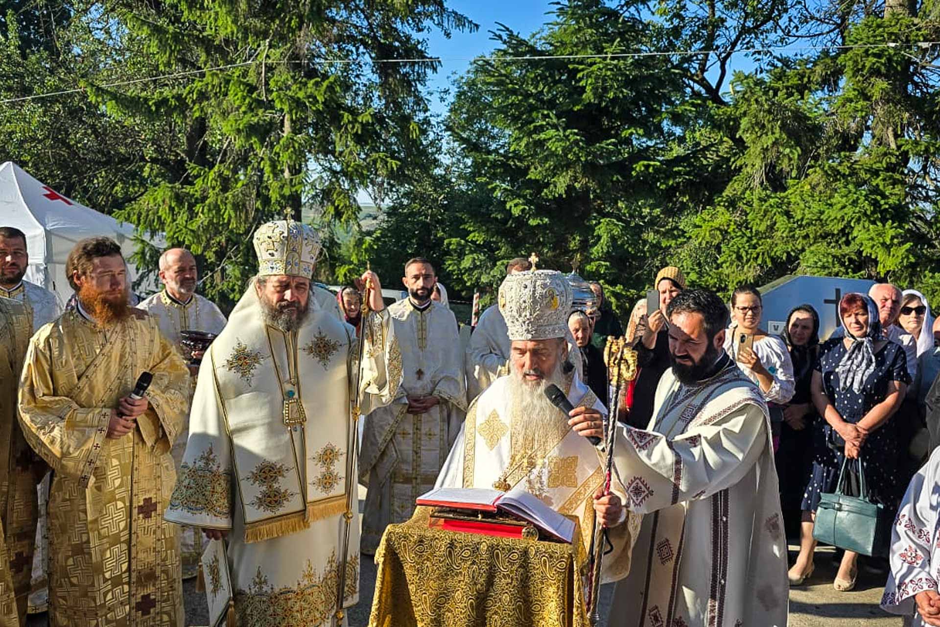 Biserica Parohiei „Sfinţii Voievozi” – Hudeşti, care datează din anul 1759, resfințită astăzi de doi ierarhi