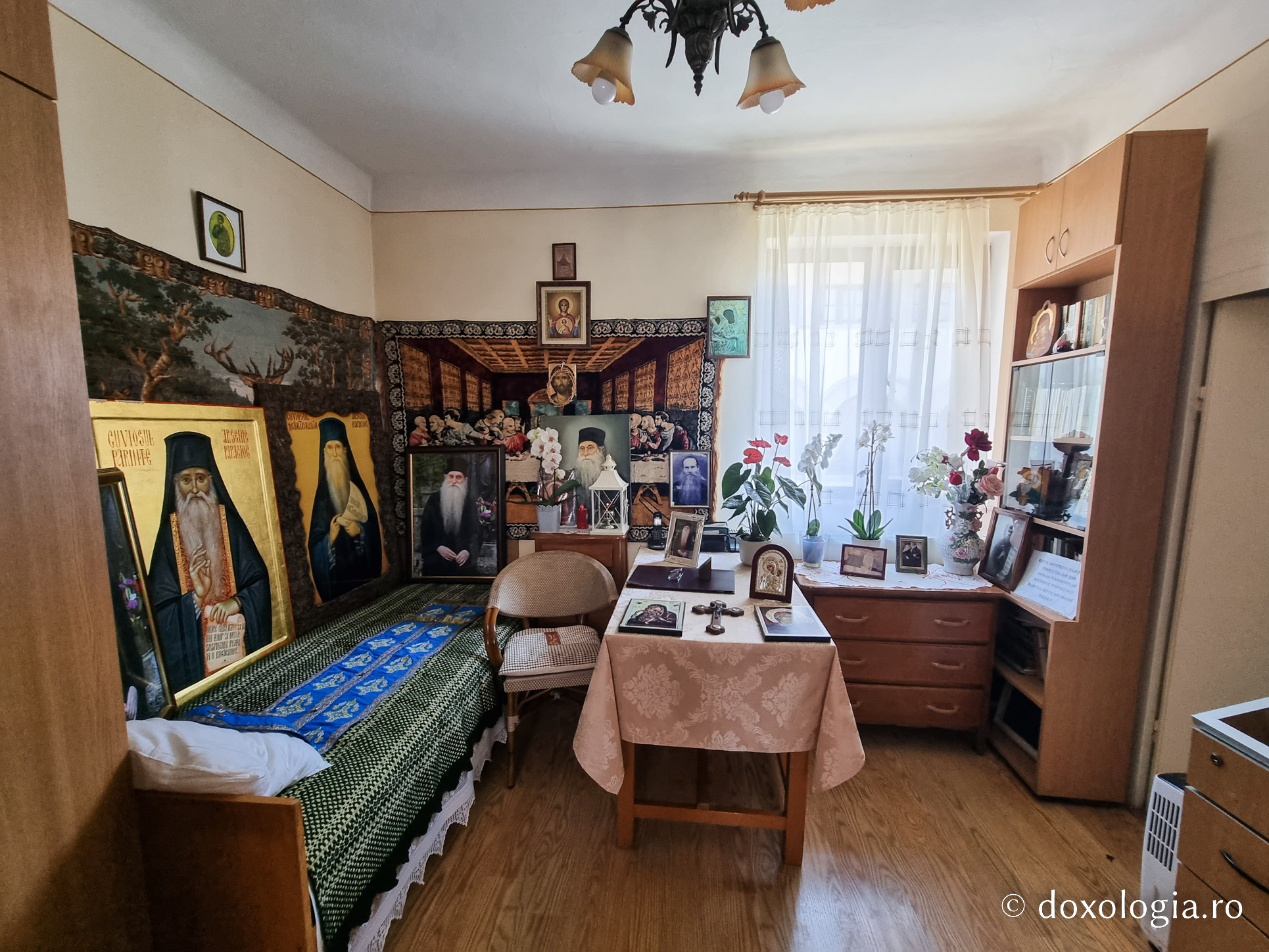 Clipe de liniște în chilia părintelui Arsenie Papacioc