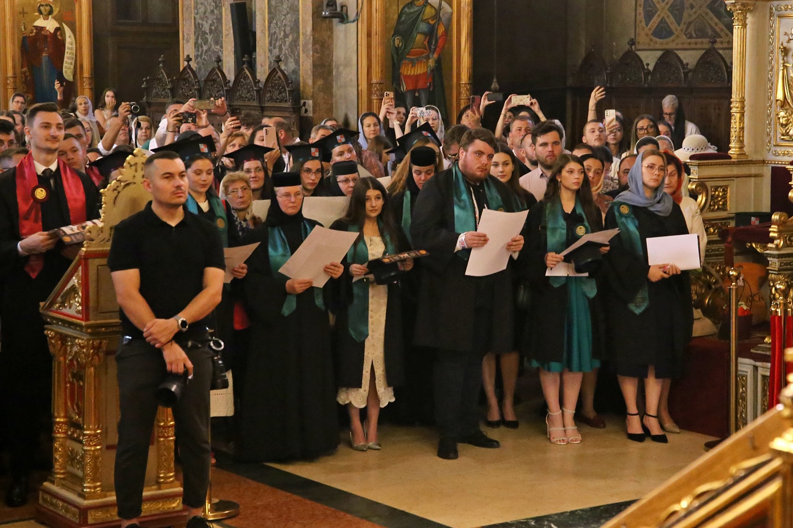 Foto: Flavius Popa Absolvenții Facultății de Teologie Ortodoxă din Iași au depus jurământul de credință