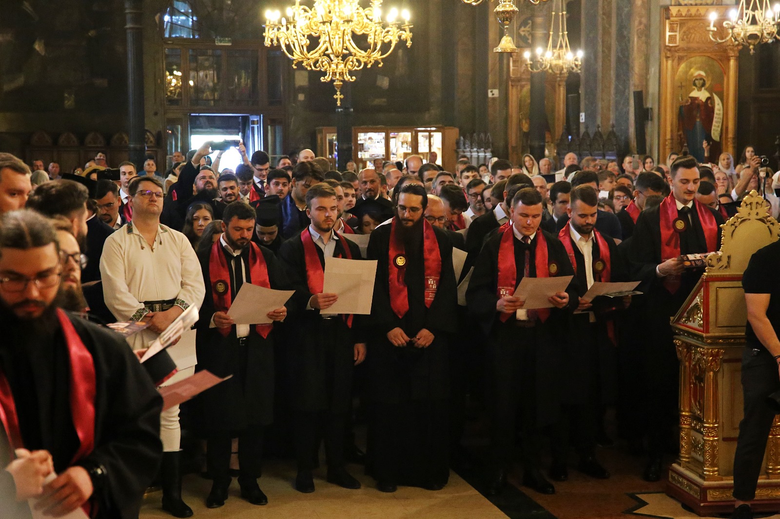Foto: Flavius Popa Absolvenții Facultății de Teologie Ortodoxă din Iași au depus jurământul de credință