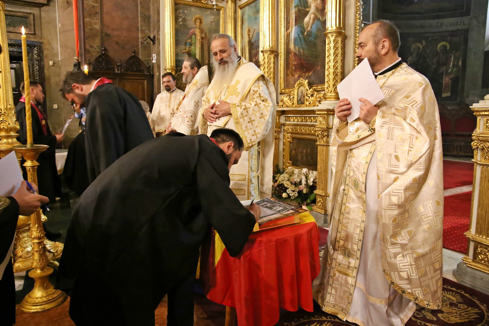 Foto: Flavius Popa Absolvenții Facultății de Teologie Ortodoxă din Iași au depus jurământul de credință