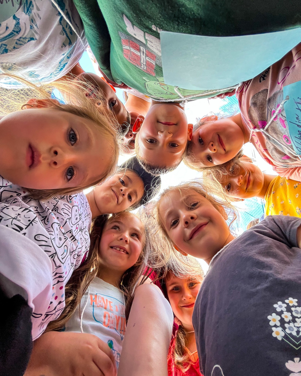 „Tabăra din pridvorul satului”, un proiect al Arhiepiscopiei Iaşilor care-şi propune să organizeze vara aceasta 120 de tabere în comunităţi rurale în care să fie implicaţi peste 13.000 de copii din judeţele Iaşi, Botoşani şi Neamţ.