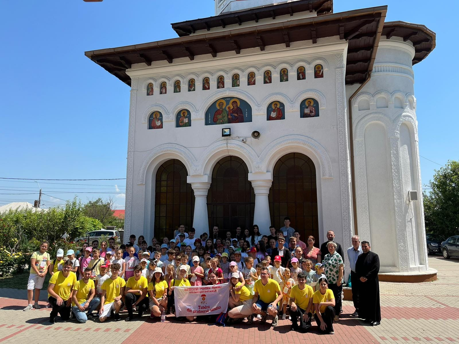 „Tabăra din pridvorul satului”, un proiect al Arhiepiscopiei Iaşilor care-şi propune să organizeze vara aceasta 120 de tabere în comunităţi rurale în care să fie implicaţi peste 13.000 de copii din judeţele Iaşi, Botoşani şi Neamţ.