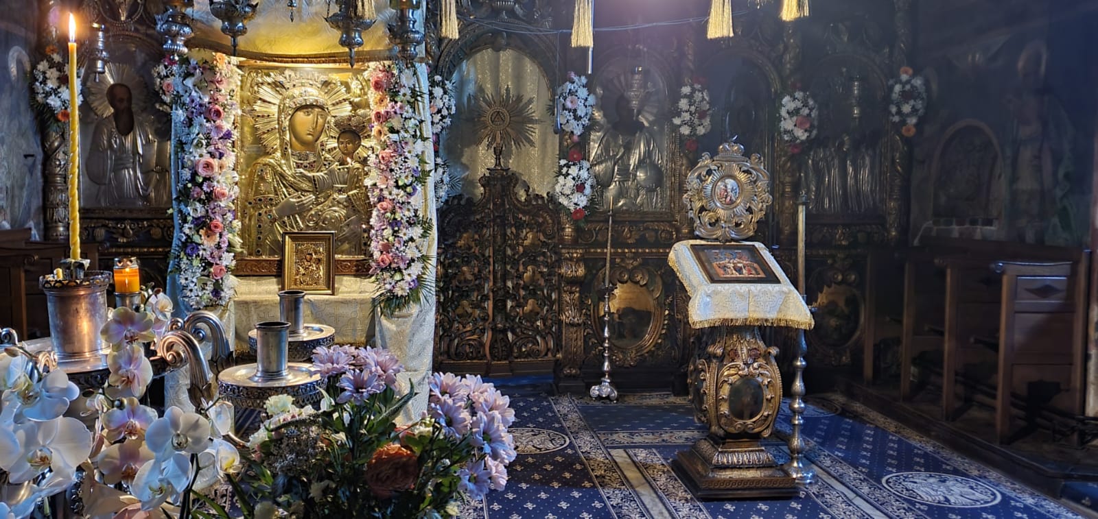 Hramul icoanei „Îndrumătoarea” de la Mănăstirea Neamț Hramul icoanei „Îndrumătoarea” de la Mănăstirea Neamț