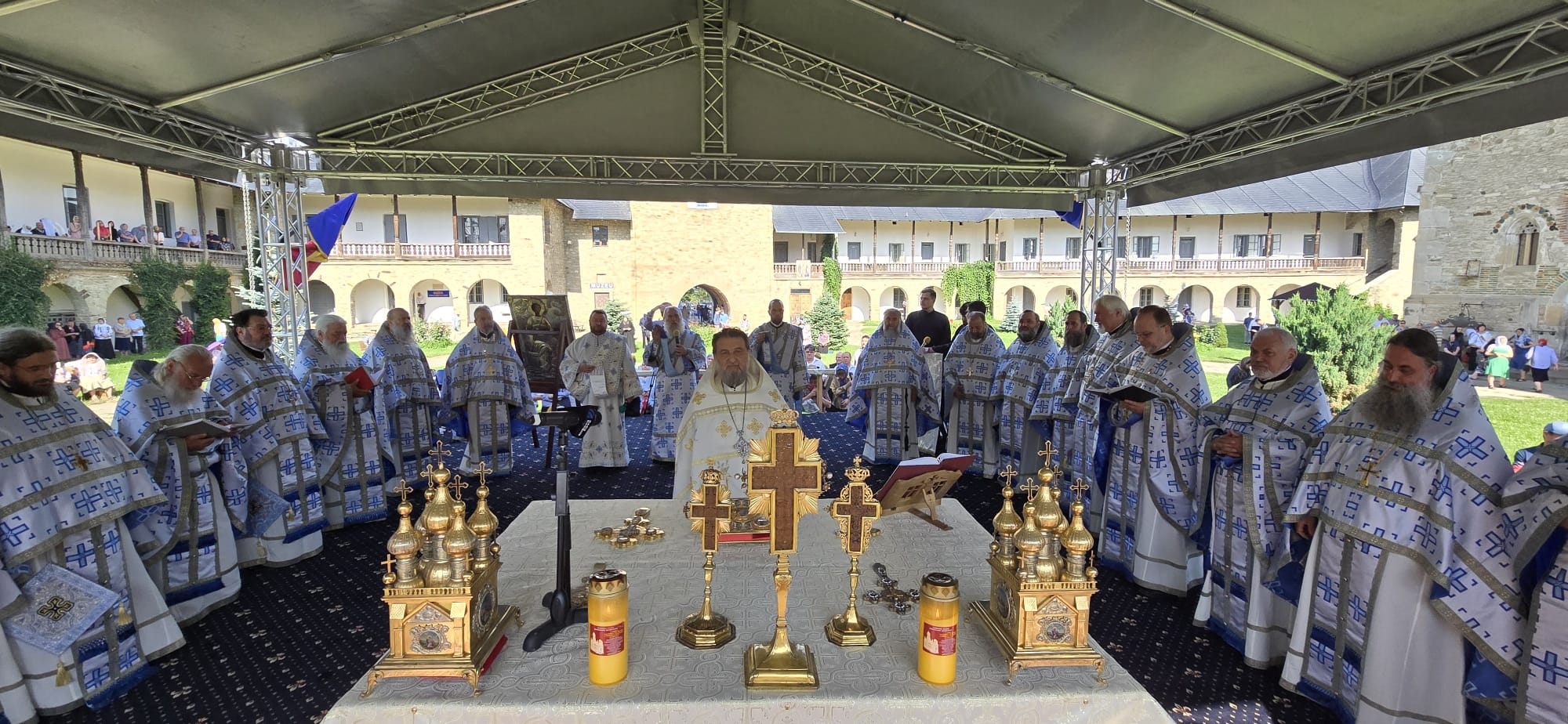 Hramul icoanei „Îndrumătoarea” de la Mănăstirea Neamț Hramul icoanei „Îndrumătoarea” de la Mănăstirea Neamț
