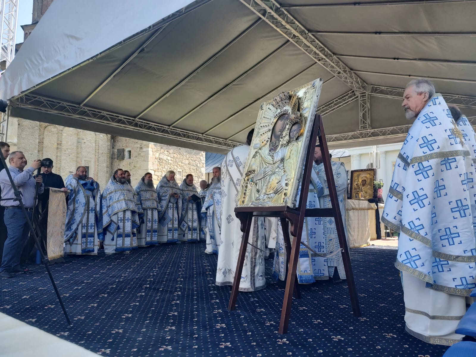 Hramul icoanei „Îndrumătoarea” de la Mănăstirea Neamț Hramul icoanei „Îndrumătoarea” de la Mănăstirea Neamț