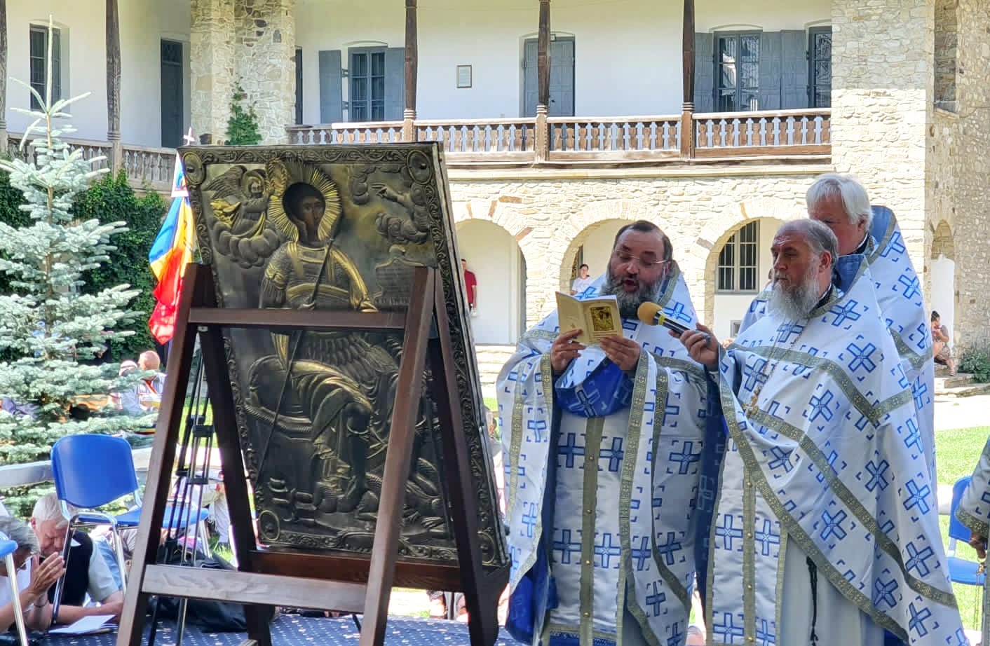Hramul icoanei „Îndrumătoarea” de la Mănăstirea Neamț Hramul icoanei „Îndrumătoarea” de la Mănăstirea Neamț