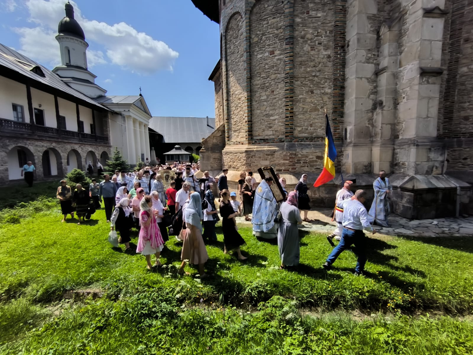 Hramul icoanei „Îndrumătoarea” de la Mănăstirea Neamț Hramul icoanei „Îndrumătoarea” de la Mănăstirea Neamț