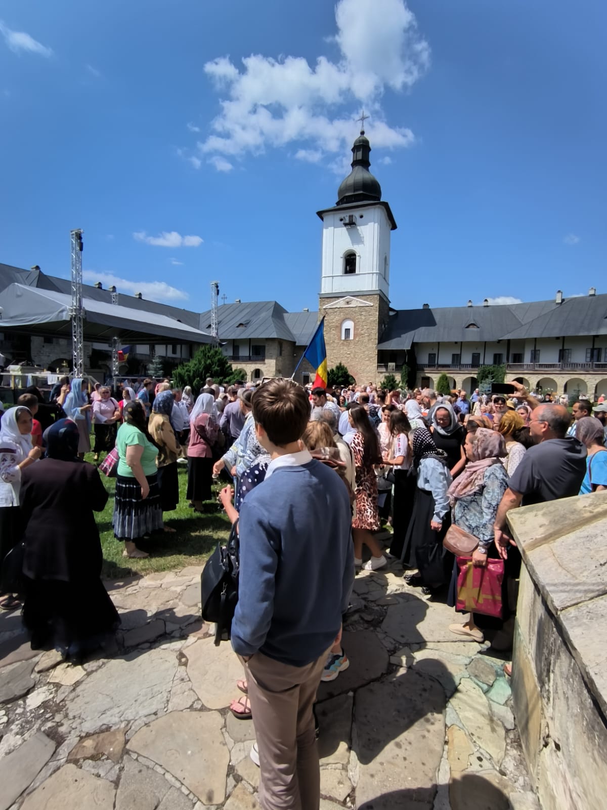 Hramul icoanei „Îndrumătoarea” de la Mănăstirea Neamț Hramul icoanei „Îndrumătoarea” de la Mănăstirea Neamț