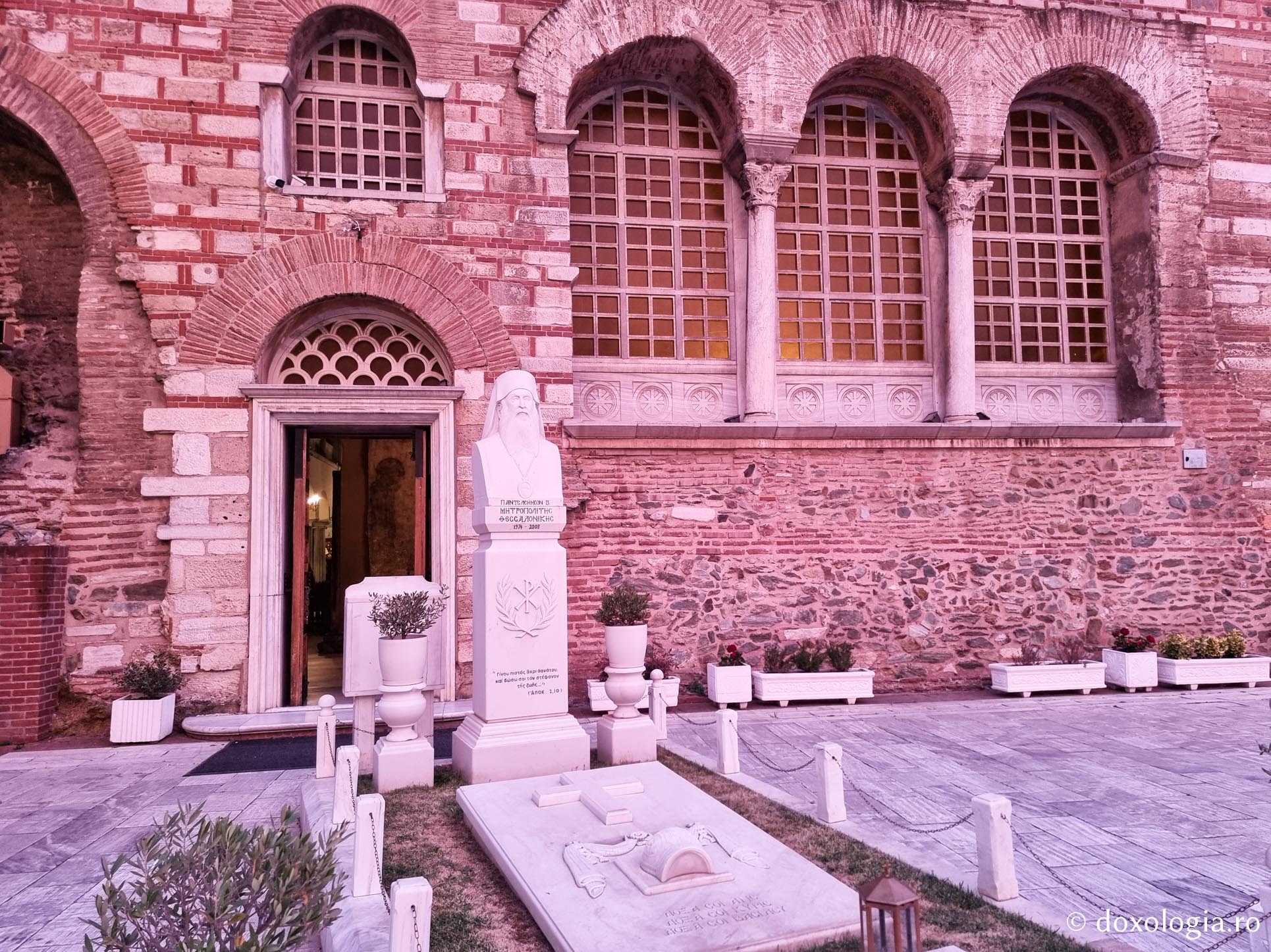 Mormântul Mitropolitului Pantelimon Chrysofakis al Tesalonicului