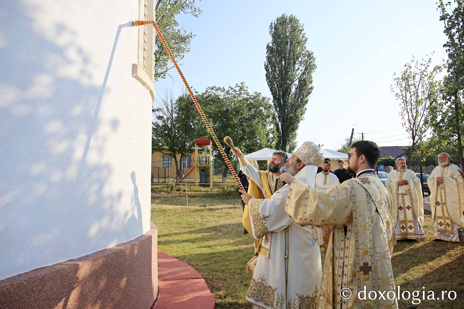 O biserică din orașul Podu Iloaiei, sfințită cu prilejul hramului