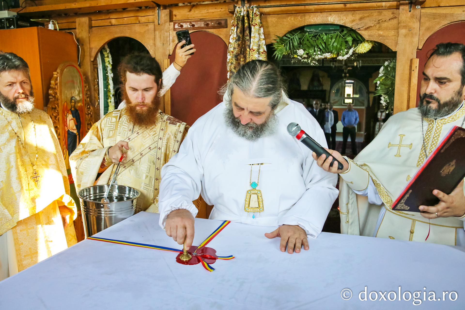 O biserică din orașul Podu Iloaiei, sfințită cu prilejul hramului