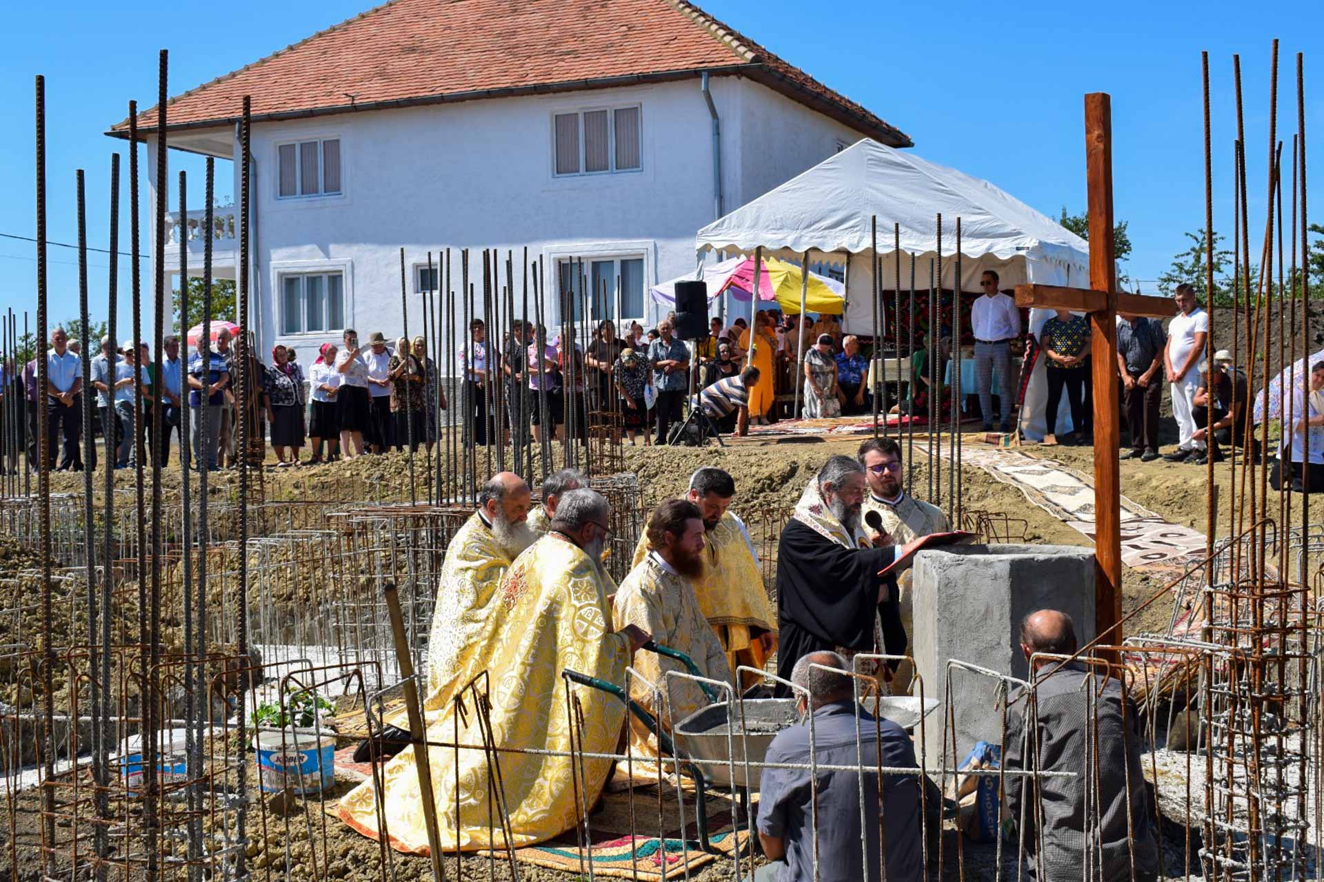 Parohia Tocileni va avea o biserică nouă. PS Nichifor Botoșăneanul a pus piatra de temelie a bisericii