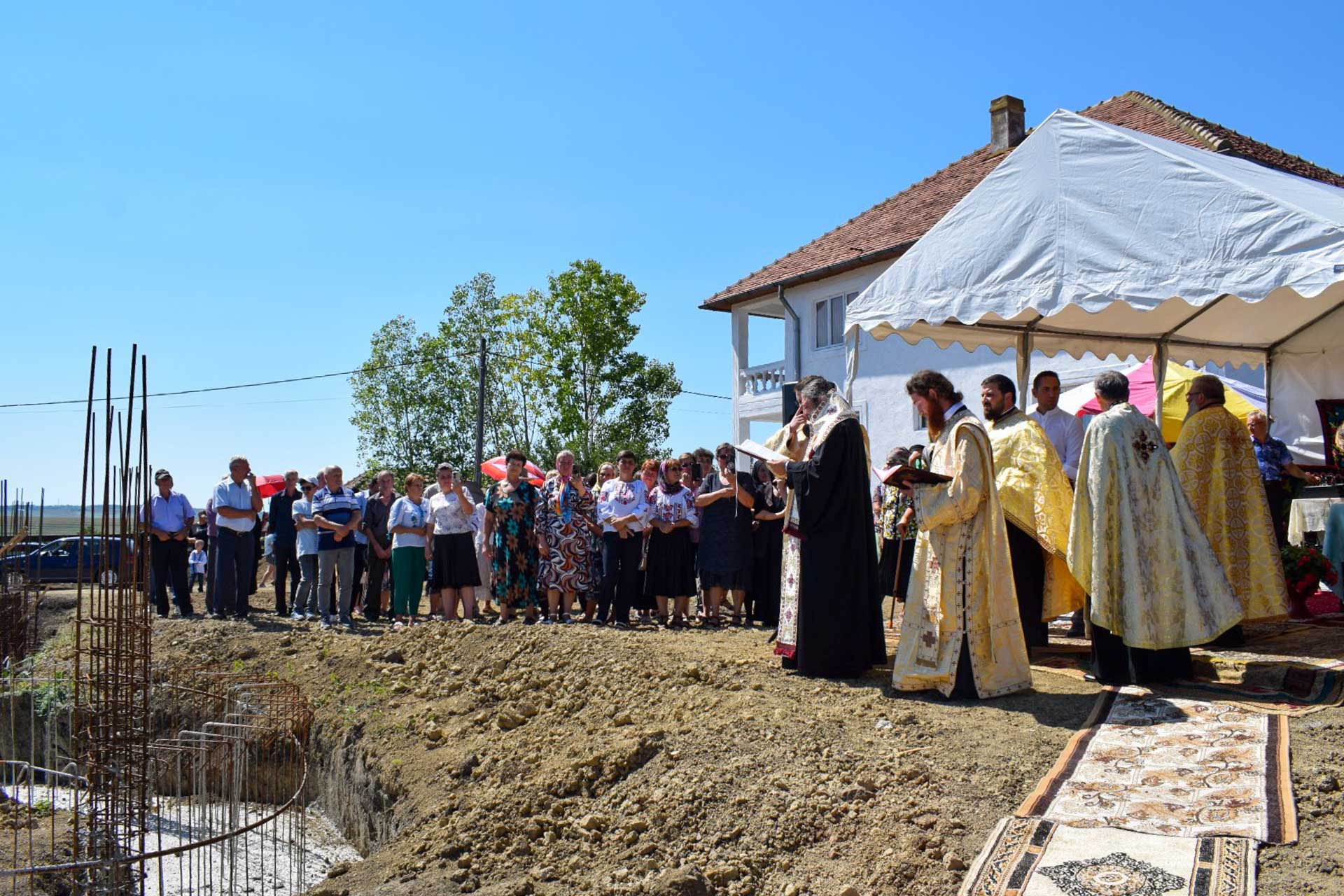 Parohia Tocileni va avea o biserică nouă. PS Nichifor Botoșăneanul a pus piatra de temelie a bisericii