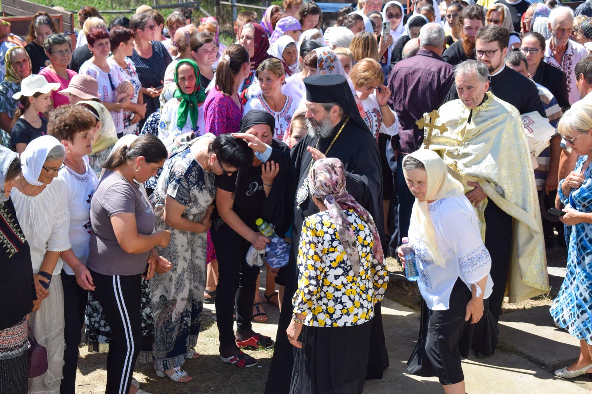 Parohia Tocileni va avea o biserică nouă. PS Nichifor Botoșăneanul a pus piatra de temelie a bisericii