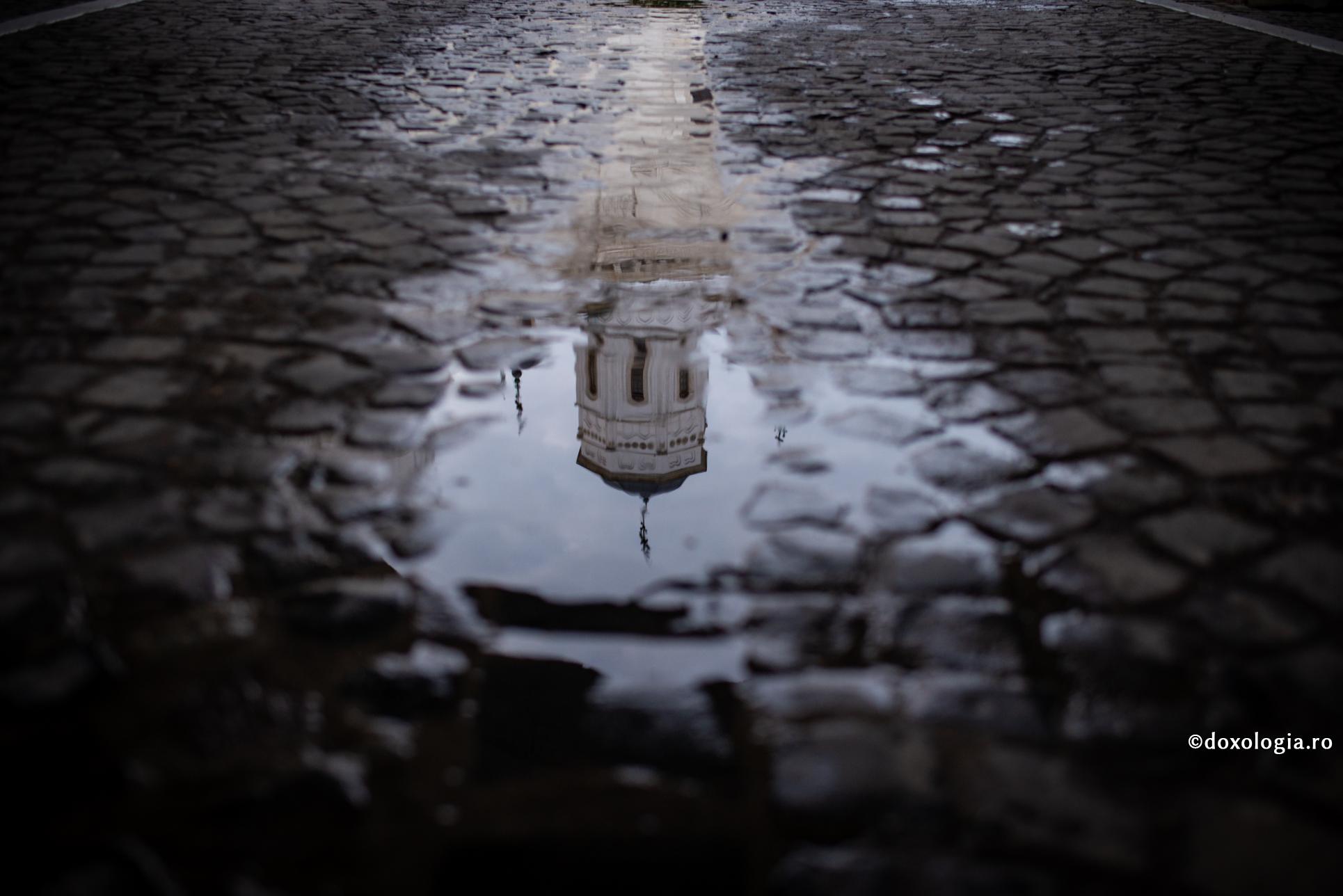 imaginea bisericii oglindita in balta