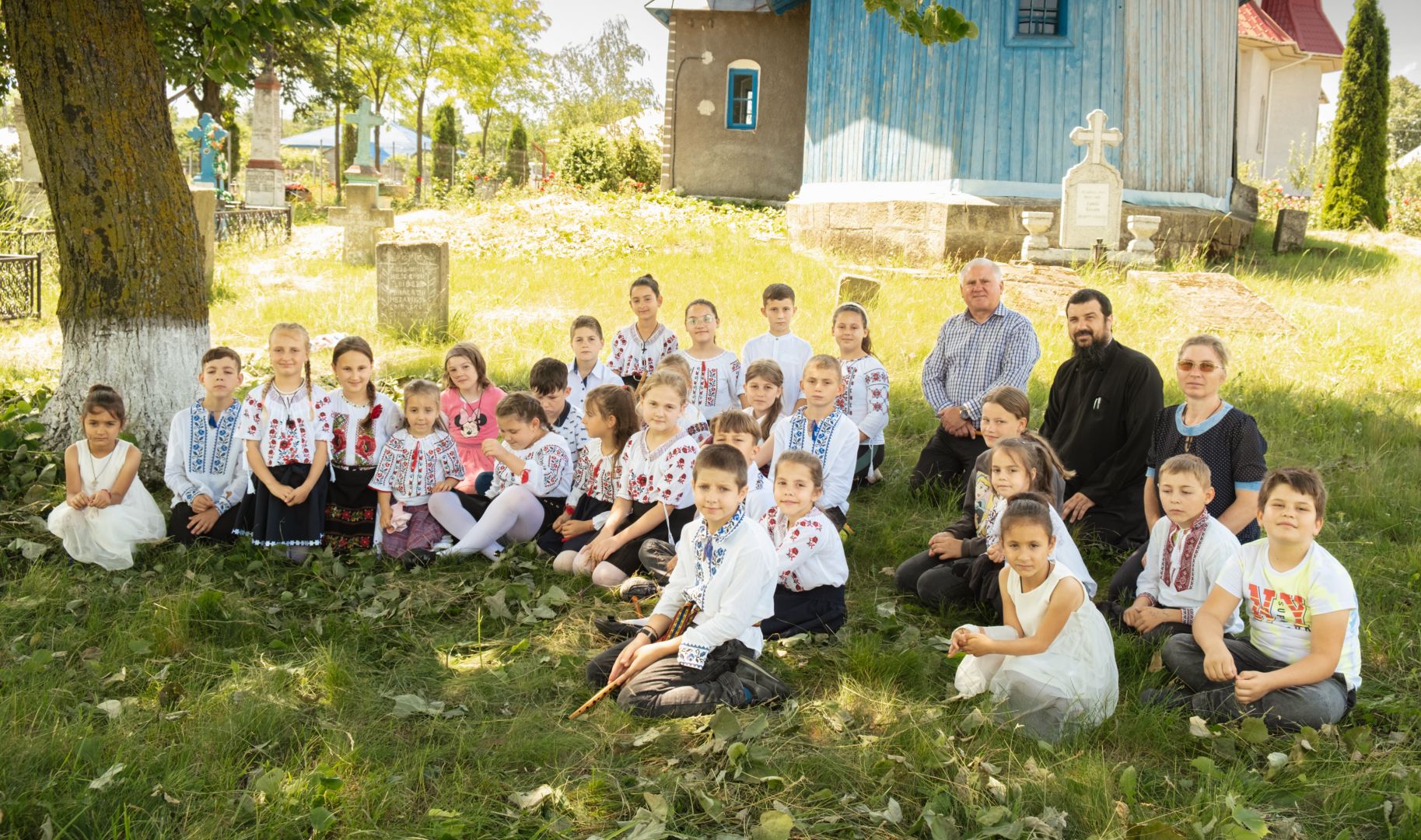 Părintele Ionuț Alexandru Figher, alături de copiii din Parohia „Sfânta Treime” din Frenciugi