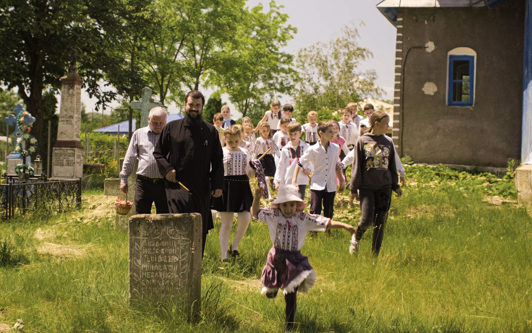 Părintele Ionuț Alexandru Figher, alături de copiii din Parohia „Sfânta Treime” din Frenciugi