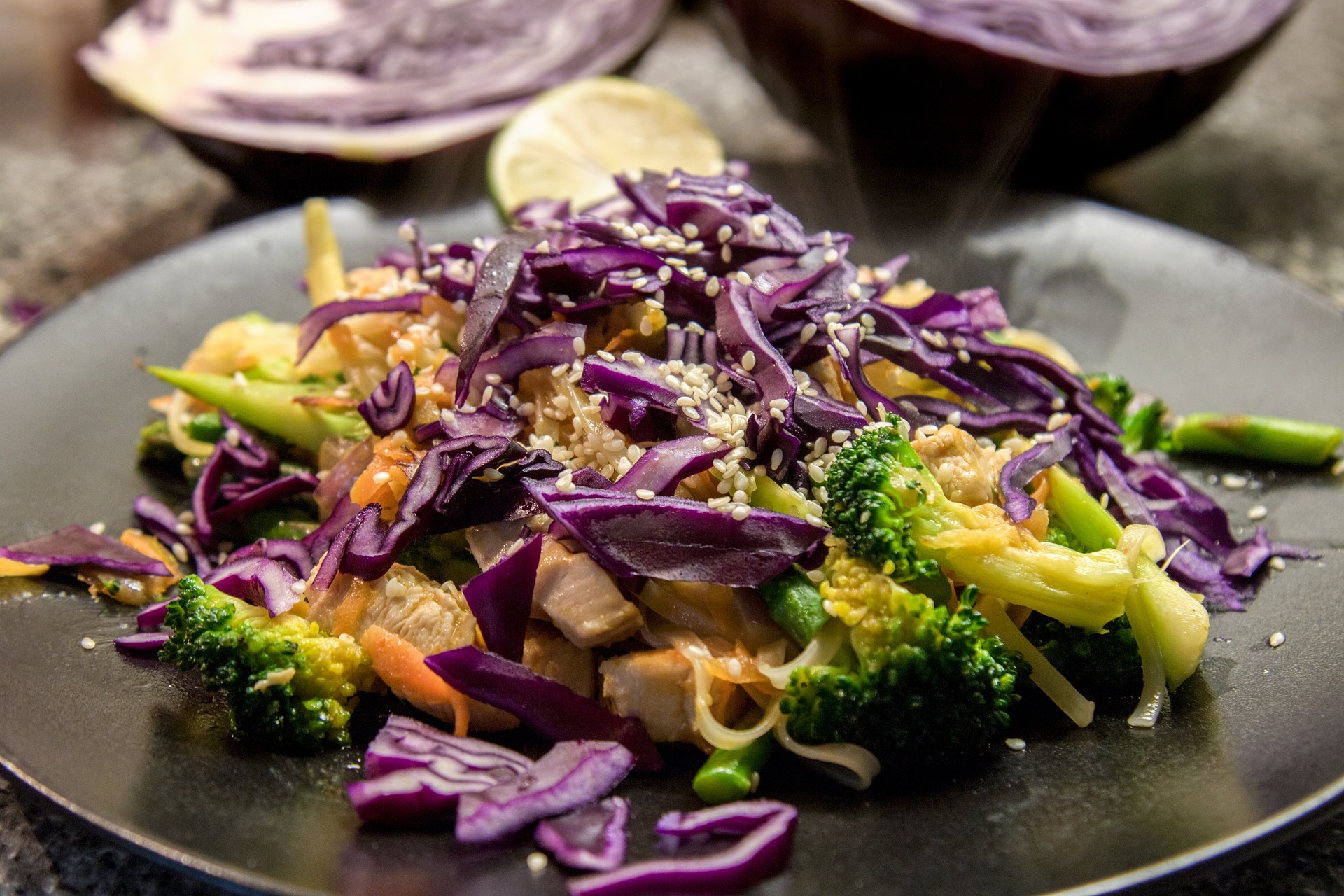 Salată cu pui și broccoli salată colorată cu pui