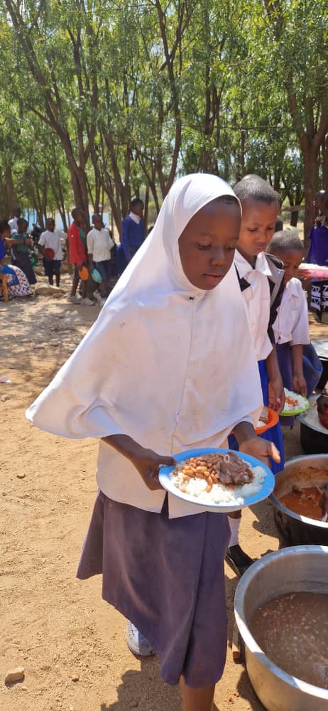 Şcoala din satul Ipwasi, în noi straie