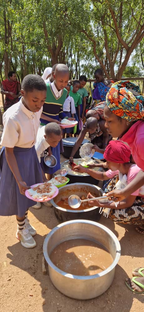 Şcoala din satul Ipwasi, în noi straie