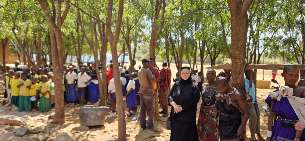 Şcoala din satul Ipwasi, în noi straie