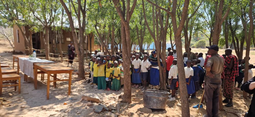 Şcoala din satul Ipwasi, în noi straie